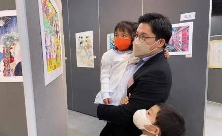 霍启刚带三个孩子看展