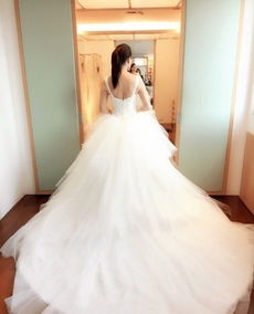 54岁王琳回应穿短裙婚纱走秀