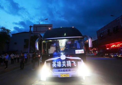 长沙一民警套着救生圈下水救人