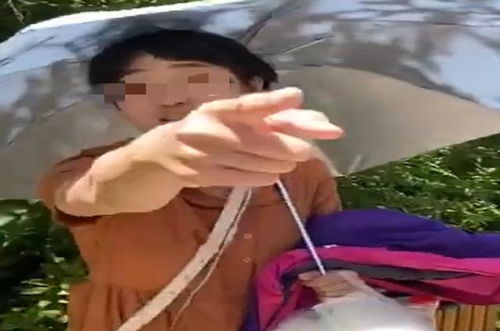 女生旅游遭路人大妈怼脸拍直播