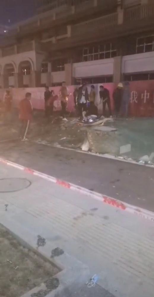 儿子出车祸 父亲去施救双双遇难