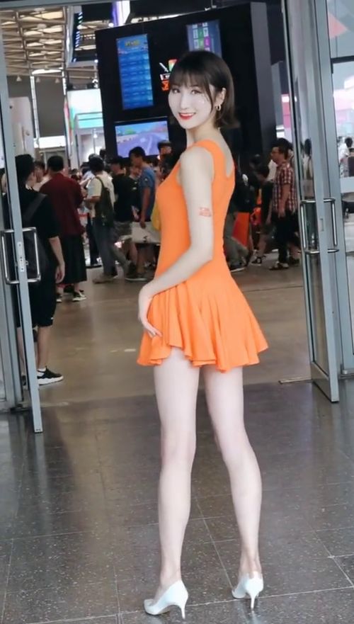 小米裙下的时尚风华——美女与小米裙的魅力交织 