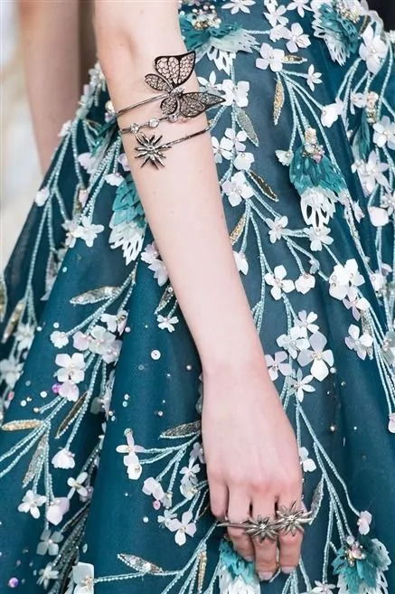 衣服后背面设计的艺术之美