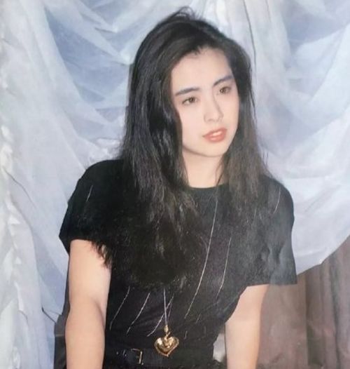 王祖贤现身上海 眉眼美丽气质优雅