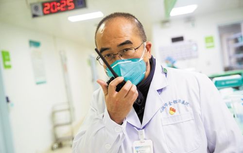 100岁中医太姥爷给曾外孙做推拿