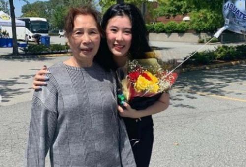 杨子晒22岁大女儿毕业照