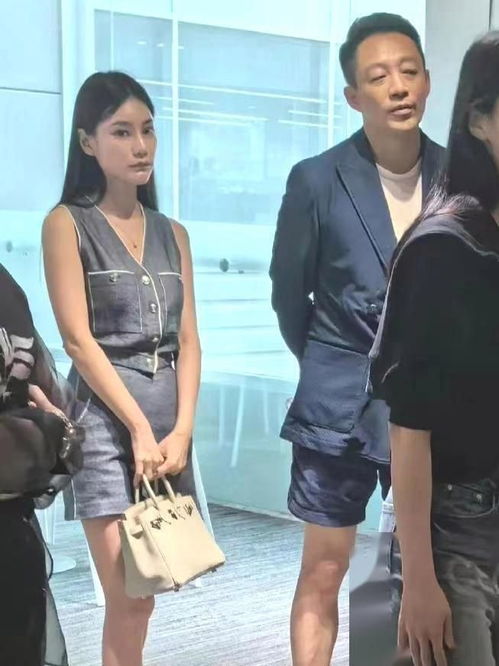 汪小菲马筱梅穿中式婚服热情打招呼