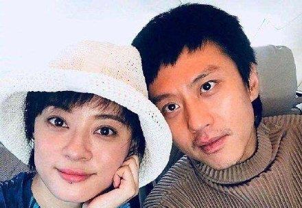 邓超发文悼念朱媛媛 狗头表情引争议