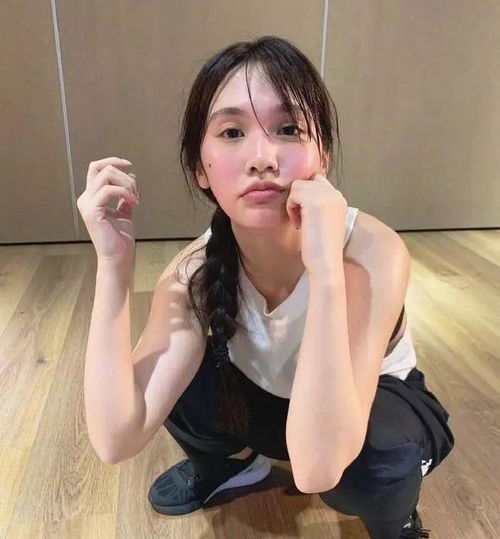 章泽天罕晒健身照 素颜皮肤白里透红