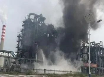 航拍山东化工厂爆炸：升起大量浓烟