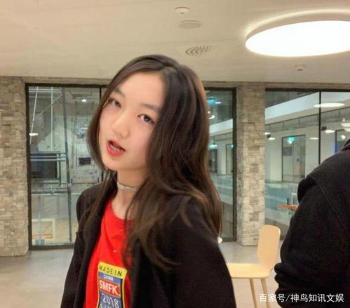 李嫣高中毕业 长发披肩神似王菲