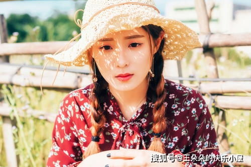 目击者称男子推倒兵马俑后倒地捂脸