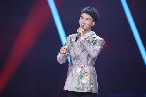 周深演唱会穿小黄鸭雨衣