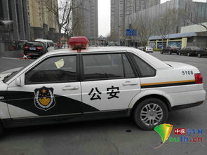 女子违停被贴罚单后爬上警车引擎盖