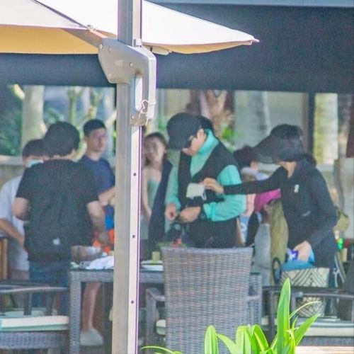 孙俪邓超一家上海被偶遇