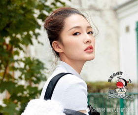 刘亦菲李沁中间这位女士