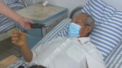 老人被毒蛇咬伤：医生说比骨折还痛(老人被毒蛇咬伤:医生说比骨折还痛怎么办)