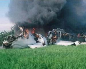 印空难幸存者出席兄弟葬礼 悲痛抬棺(1996年印度空难)