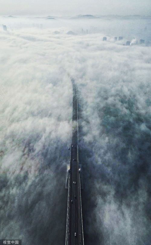 大连天空现“窟窿云”